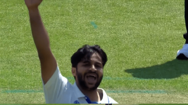 Warner trapped on the ball of Shardul Thakur, Bharat caught amazing catch by jumping in the air, OUT for 43 runs