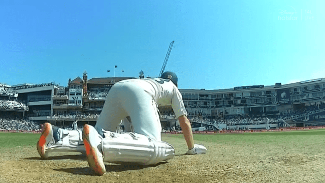 Mo. Siraj rested with Labushen's snatched sleep, got up in a hurry, Warner was OUT on a sensational ball