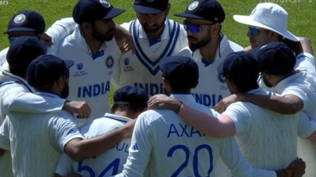 CRICCRANK - 2023-06-09T210736.561 In the middle of the match, Virat took the burden of Rohit's captaincy, by doing this he won crores of hearts, you will be proud