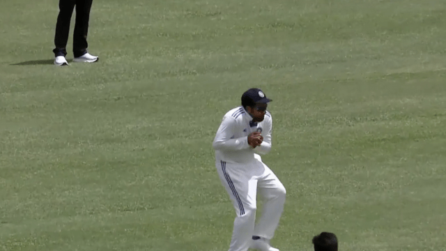 Brathwaite piles up for hitting "six", Ashwin TOOK BRATHWAITE WICKET
