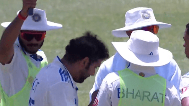 Akshar Patel won crores of hearts, Rohit-Jaiswal was seen opening an umbrella to save from the heat