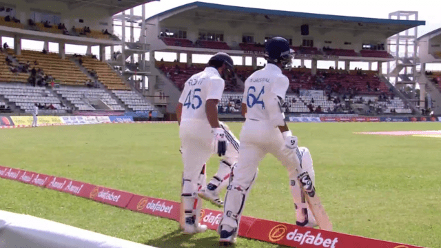 Akshar Patel won crores of hearts, Rohit-Jaiswal was seen opening an umbrella to save from the heat