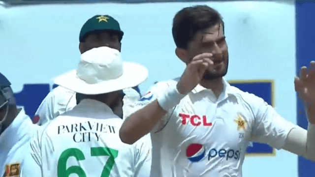 Kushal Mendis kneels on Shaheen Afridi's continuous out-swing