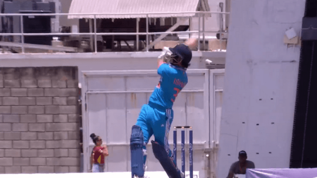 Hardik RUN OUT on Ishaan Kishan's shot, Hardik's bat got stuck, leg did not reach