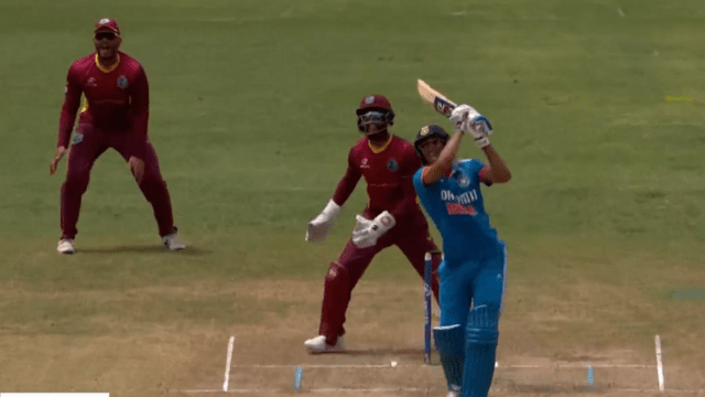 India reduced to 181 runs, Virat and Chahal looked on helplessly, seen in extra man's jersey