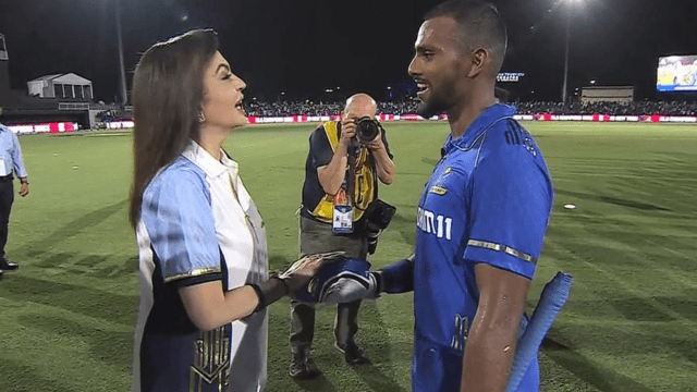 Nicholas Pooran-Rashid Khan wreaked havoc, MI became champion, Dahli de Kock's team with 13 sixes and 10 fours, Sunil Gavaskar handed over the trophy