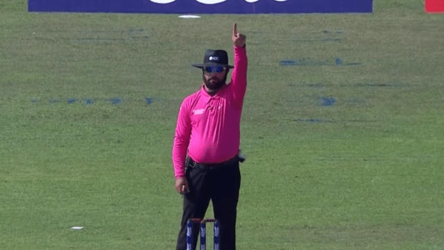Babar Azam shocked after getting out on 0, took childish DRS, umpire confused, Mujeeb laughed