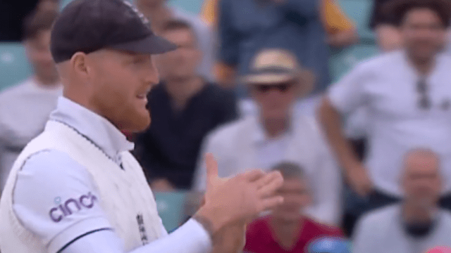 Ben Stokes left Smith's catch in his hand in a hurry to celebrate, then took DRS, Stokes' face landed on the umpire's NOT-OUT