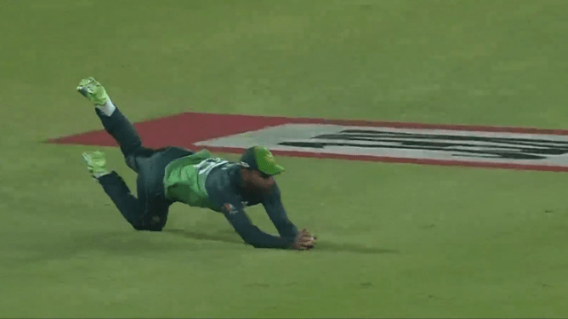 Fakhar Zaman ran 15 meters and pounced on the catch like an eagle, Shadab was shocked, caught the head