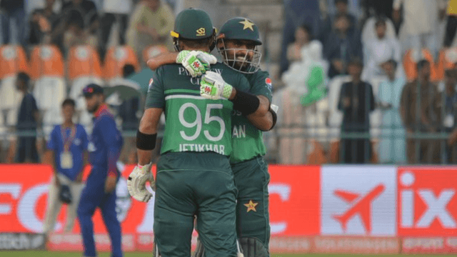 Fakhar Zaman ran 15 meters and pounced on the catch like an eagle, Shadab was shocked, caught the head