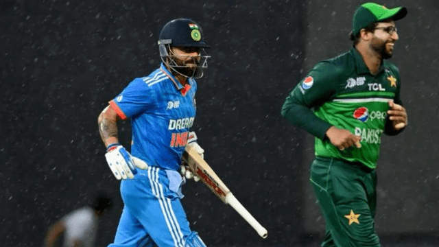 With the arrival of rain, Fakhar Zaman jumped in joy, started helping the ground staff, took cover himself and ran away.