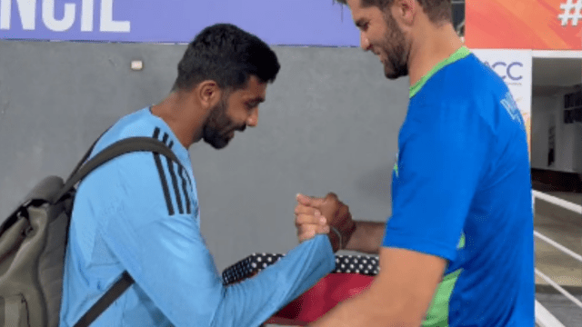 Shaheen Afridi gave a gift to Bumrah who became a father, Bumrah won hearts by accepting the gift, set a great example