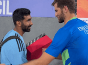 Shaheen Afridi gave a gift to Bumrah who became a father, Bumrah won hearts by accepting the gift, set a great example