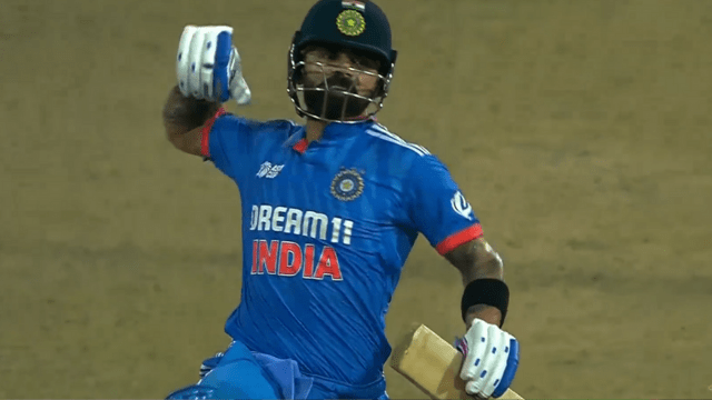 Virat Kohli came 3 meters ahead and hit a stormy six on Iftikhar's ball.