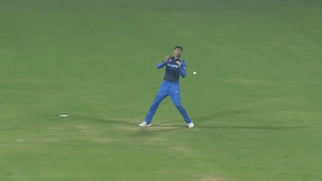 Afghanistan lost the match they had won because of this catch of Maxwell left by Mujeeb, you will not believe it.