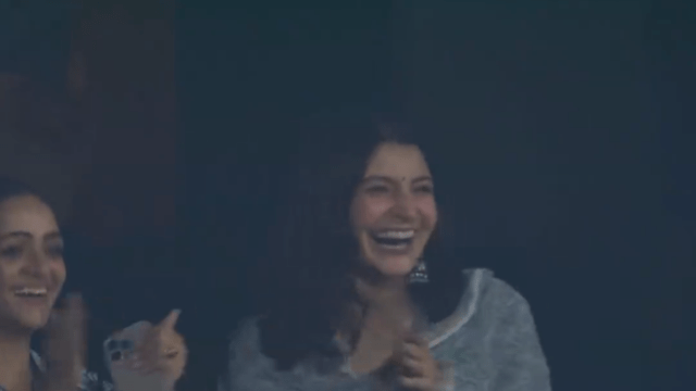 Virat did wonders with the ball, Anushka's reaction created a stir, this happened after 9 years, Kohli celebrated Virat in the steps of Anil Kapoor